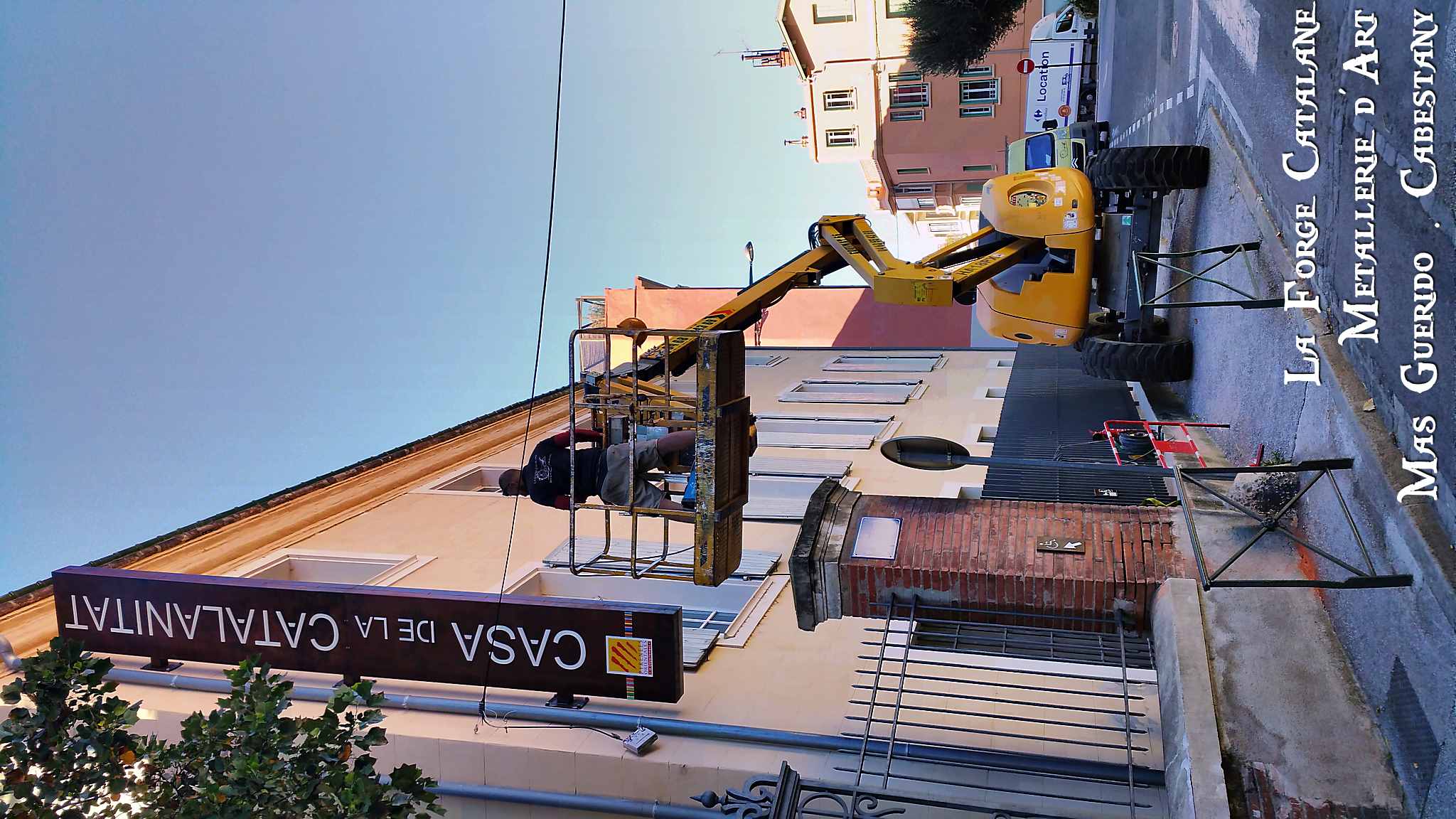 Enseigne caissonnee en avec  plexi blanc decoupe laser maison catalanite conseil general forge catalane.jpg